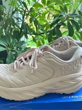 HOKA Women's Pale Pink bondi SR